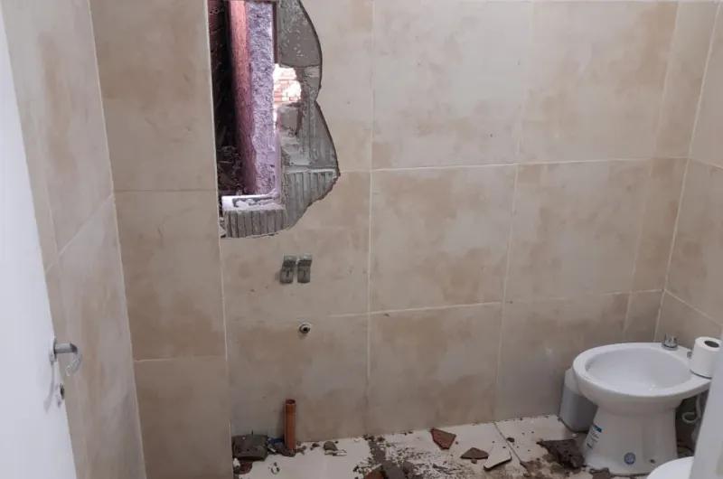 Hacen boquete en la pared del baño de distribuidora, roban $200.000 y bienes