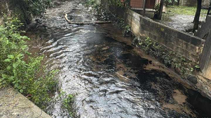 Colapso de Dique Provoca Escurrimiento de Petróleo en Sierra Norte de Puebla