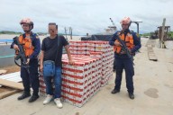 Armada de Colombia incauta cargamento de cerveza de contrabando en el Río Amazonas