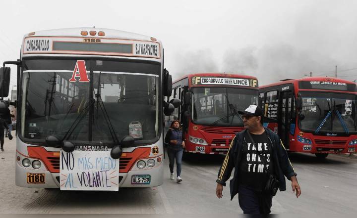 Caravanas de buses de La 50, El Rápido y Nueva América toman las calles contra la extorsión y se dirigen hacia el Centro de Lima