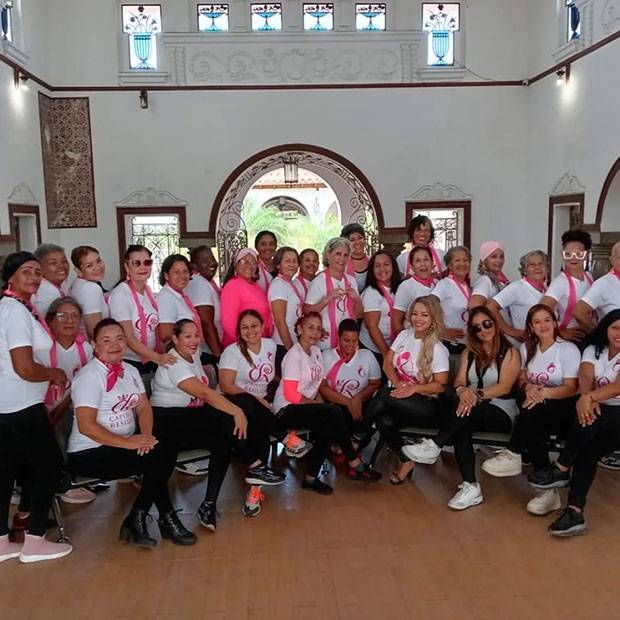 25 sobrevivientes de cáncer de mama muestran su belleza en el concurso «Capullos de resiliencias»