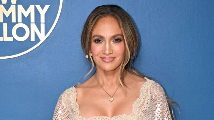 Jennifer Lopez opens up about dramatic wardrobe malfunction: 'The thing just falls apart'