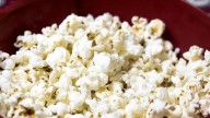 Por qué comemos palomitas de maíz en el cine: esta es la sorprendente razón