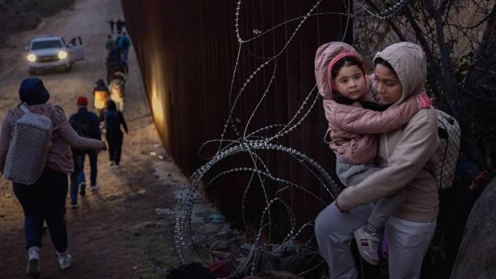 Por qué los cruces fronterizos ilegales entre EE.UU. y México alcanzaron su nivel más bajo