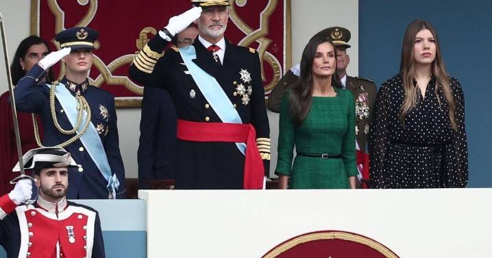 La división política marca el desfile del 12 de Octubre