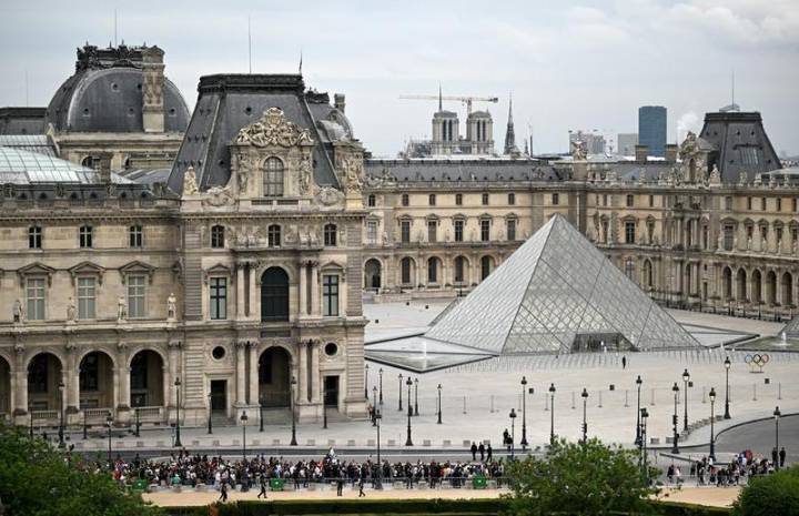 Arrestan a otros 5 por robo de joyas de Louvre