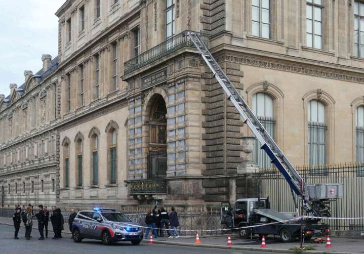 Cinco detenidos en París en relación con el robo del Louvre