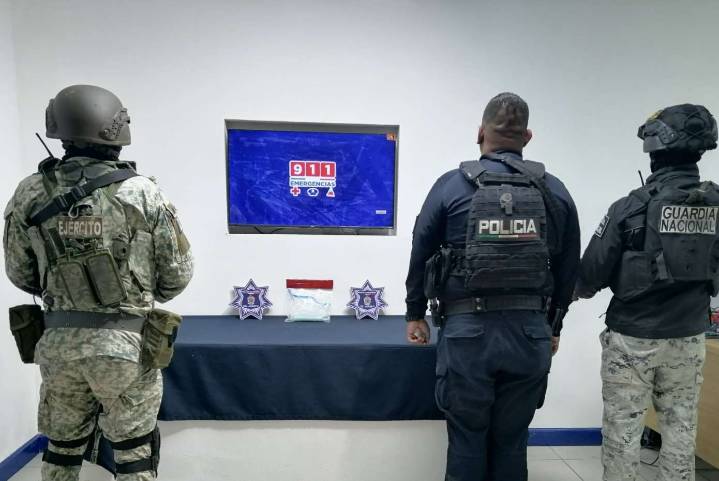 Aseguran bolsa de cristal dentro de vehículo abandonado