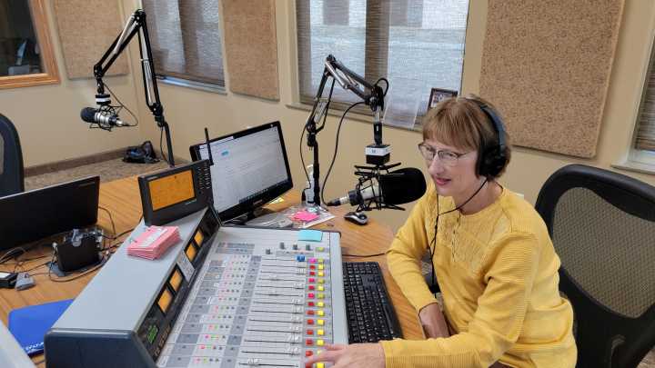 Former Watertown, Huron broadcaster wins award