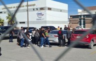Familiares de víctimas del Crematorio Plenitud acuden al Semefo para identificar prendas