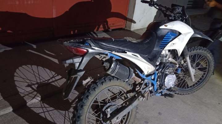 Encuentran moto abandonada en Axochiapan; tiene reporte de robo