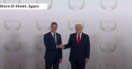Sonrisas protocolarias y distancia corporal en el encuentro entre Sánchez y Trump en Egipto