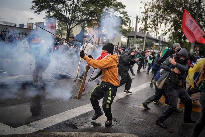 Al menos un policía resulta herido con una flecha en choques con manifestantes en Bogotá