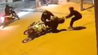 Córdoba: captaron el momento en que motochorros rodeó a una mujer para robarle la moto