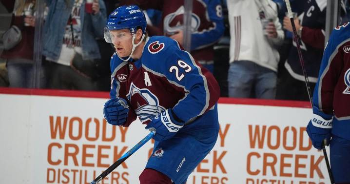 Nathan MacKinnon scores twice, Avalanche race past Bruins 4