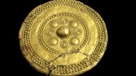 Hallazgo increíble: un disco de oro olvidado desde 1930 en un museo reescribe los cultos de la Edad de Bronce