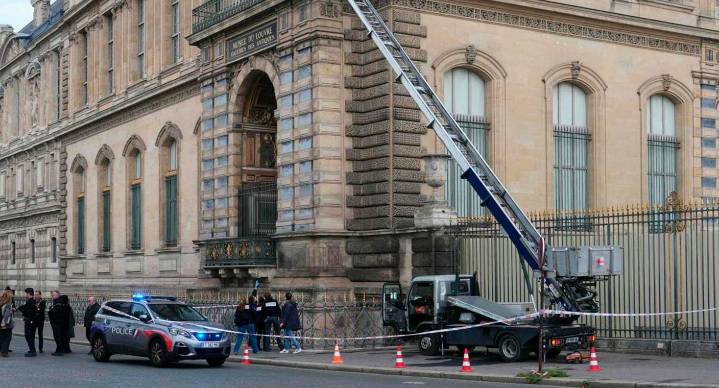 Investigan millonario robo de joyas ‘históricas’ en el Museo del Louvre en París
