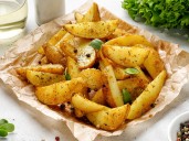 Cómo hacer papas horneadas perfectas y doradas en la 'air fryer': el tiempo exacto