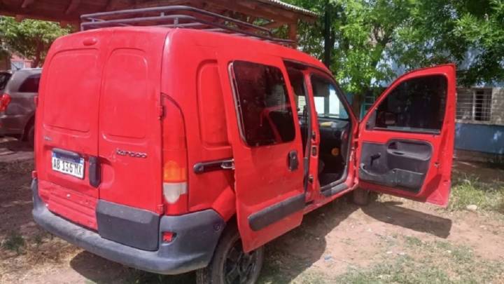 Detuvieron a cuatro personas con cocaína y un arma dentro del auto en el barrio Melipal