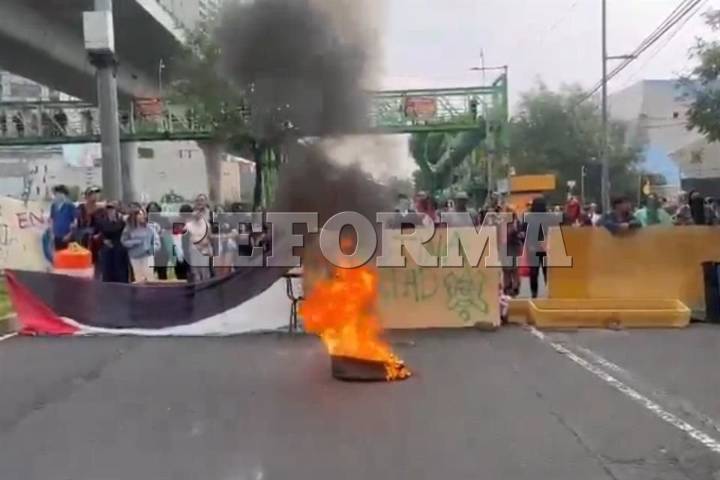 Bloquean estudiantes Periférico Sur