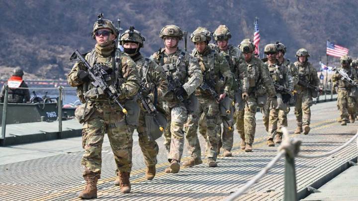 “Operación Tridente”: la polémica decisión de Milei que permite a soldados de EE.UU. realizar ejercicios militares en 3 bases navales de Argentina