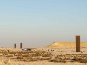 Richard Serra y su monumental escultura ‘East-West/West-East’ cautivan a visitantes en Qatar