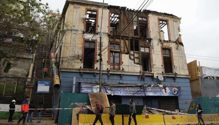 Fachada de vivienda con orden de demolición se derrumbó en la Av. Colón de Valparaíso