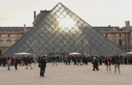 Reabre al público el Louvre con restricciones, tras espectacular robo de joyas