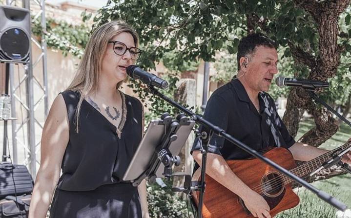 Laura Puyal: la artista multada con 700 euros por cantar con licencia en Zaragoza