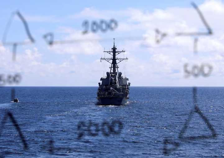 Buque de guerra de la Armada de Estados Unidos alberga a sobrevivientes del impacto en un buque caribeño