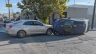 Corta circulación y provoca volcadura en San Felipe