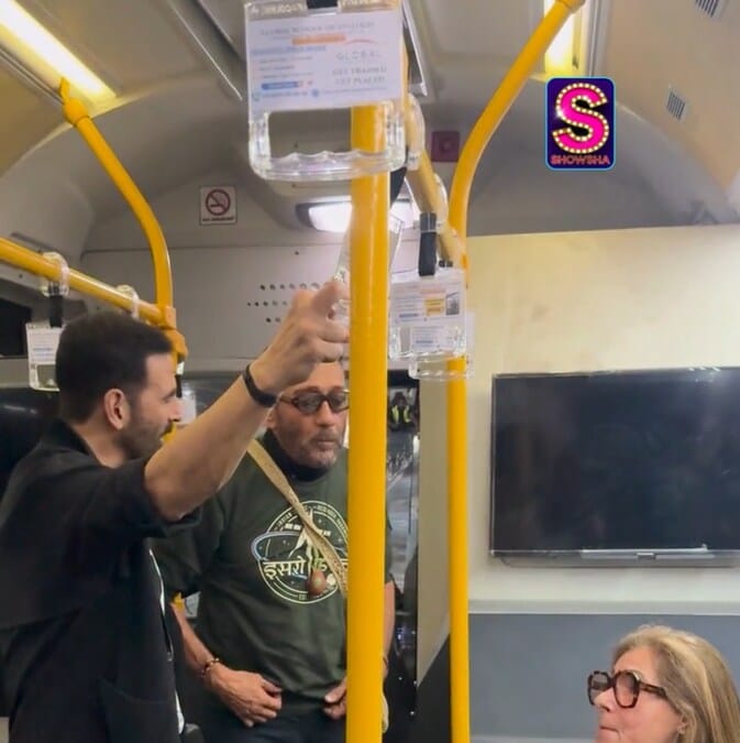 #AkshayKumar, #JackieShroff, and #DimpleKapadia spotted having a candid chat before heading to Surat