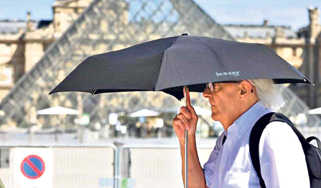 Louvre museum closes after theft of Napoleon’s jewellery