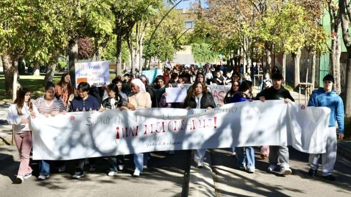 Los estudiantes claman contra el acoso escolar: "Las burlas matan, los silencios también"