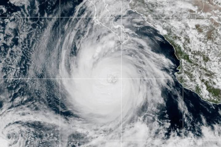 Huracán Priscilla se debilita antes de llegar a la costa de Baja California
