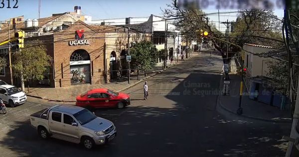 Un peatón fue atropellado por un taxi en pleno centro de Salta: terminó herido
