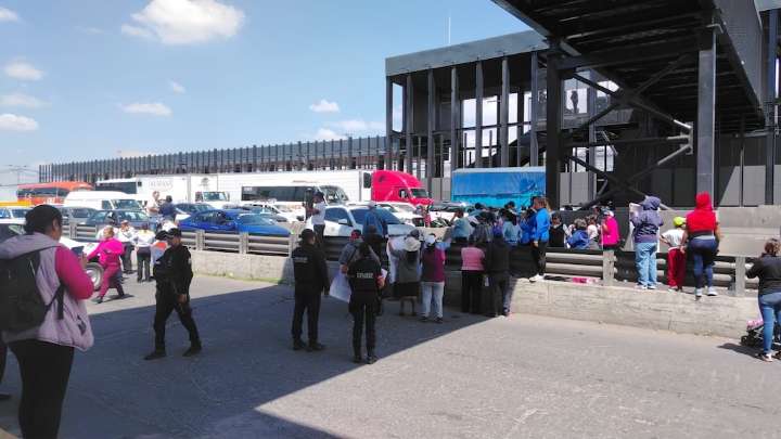 Bloquean autopista México-Puebla por obras en Valle de Chalco