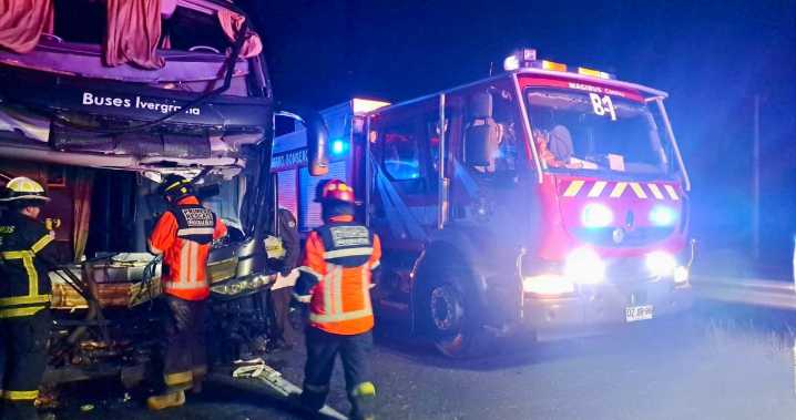 Colisión entre camión y bus en Ruta 5 de Ñiquén deja 20 heridos: conductor dio positivo a narcotest