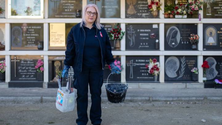 La única mujer enterradora en Torrero: "Lo más duro es cuando es un niño"