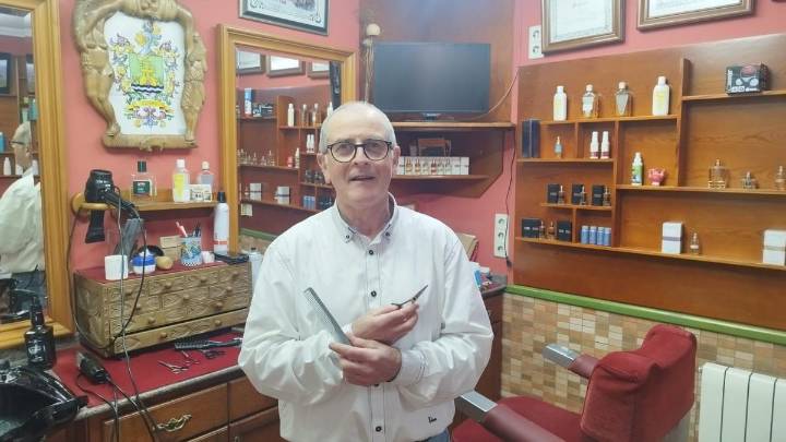 Se jubila Toni Llano, uno de los profesionales más conocidos de Infiesto (y no es una tomadura de pelo): por sus manos pasaron varias generaciones de vecinos del concejo