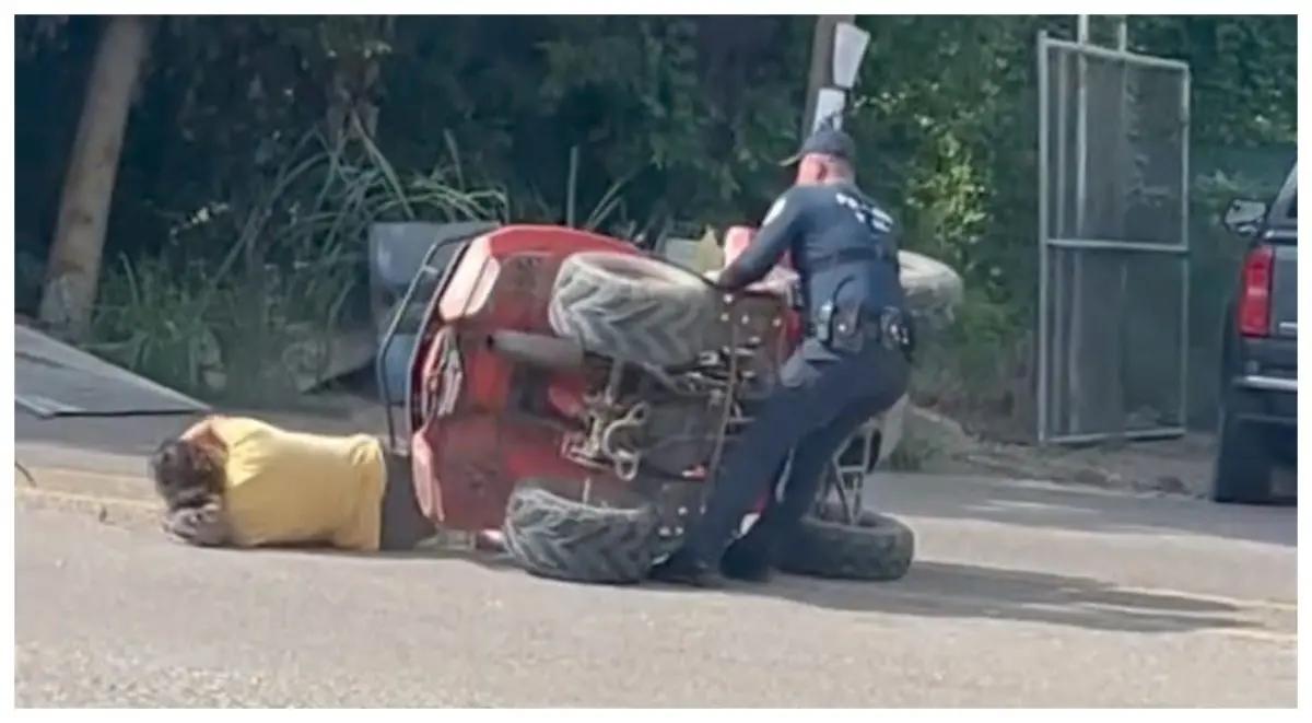 Tránsito frena a mujer jalándole la cuatrimoto en Sayulita; termina volcada