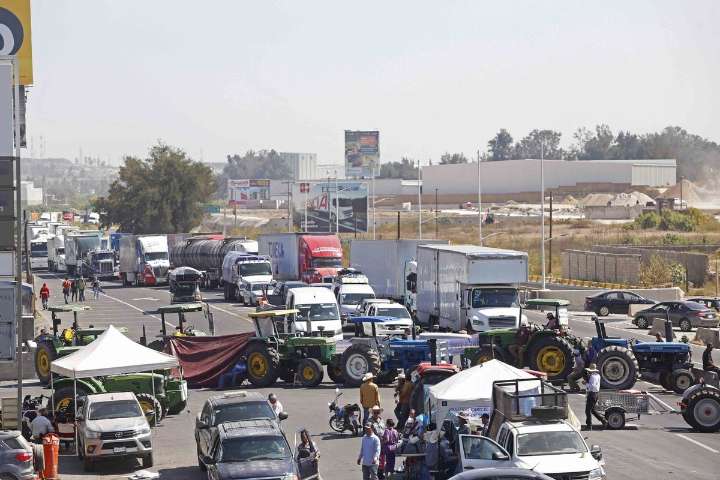 Productores del Bajío acuerdan tregua y abrir un carril en los puntos de bloqueo