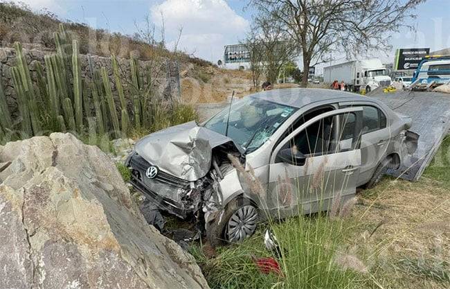 Evita chocar contra tráiler y termina impactado contra rocas que adornan entrada de Saltillo