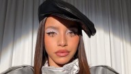 Emilia Mernes presentó en Vogue México a su perrita Roma con un collar de cristales Swarovski