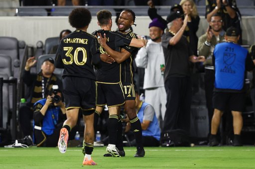 Jeremy Ebobisse y Frankie Amaya anotan para que LAFC derrote 2