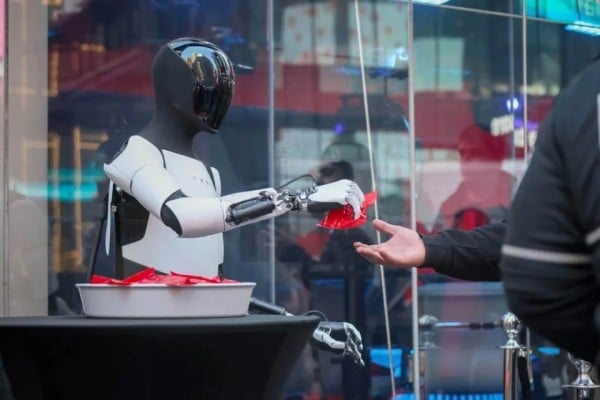 ¡Truco o trato! Da dulces robot de Tesla