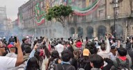 Encapuchados lanzan petardos, pintura y piedras a policías en el Zócalo