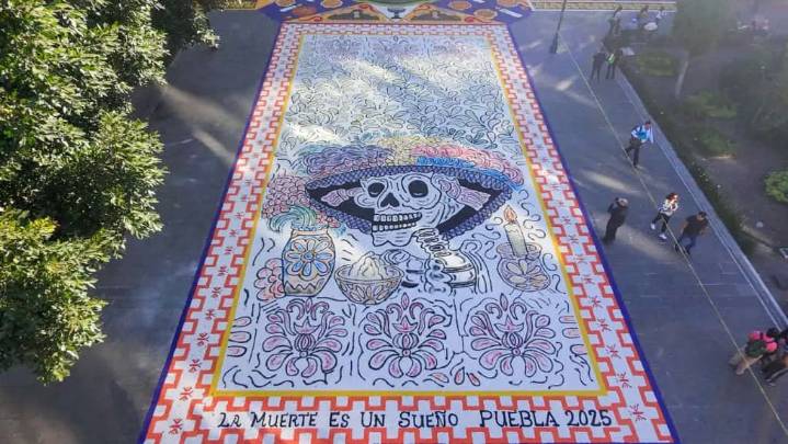 Tradición y arte en Puebla: el tapete y ofrenda del Palacio Municipal rinden homenaje a Juan de Palafox y Mendoza