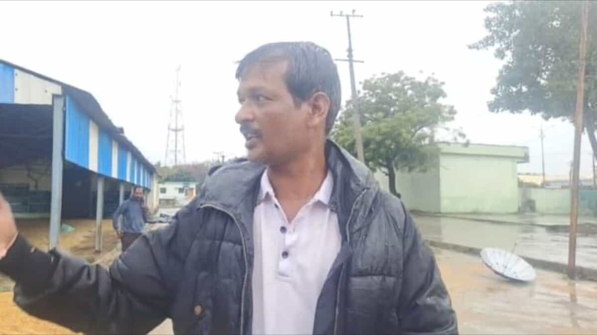 Paddy gets soaked in rain at Telangana market yard