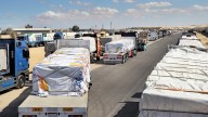 Última hora del acuerdo en Gaza, en directo | Israel reduce a la mitad la entrada de ayuda en la Franja y pospone hasta el miércoles la apertura del cruce de Rafah